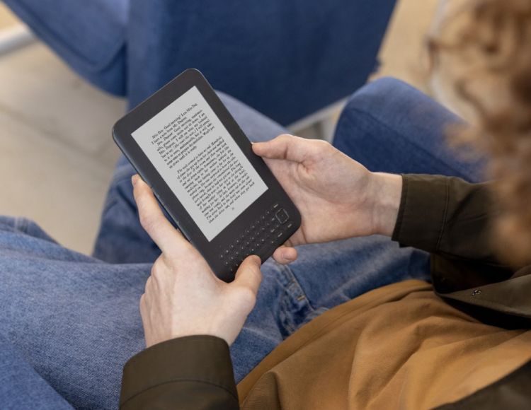 Reading a LEXORA digital book on an e-reader